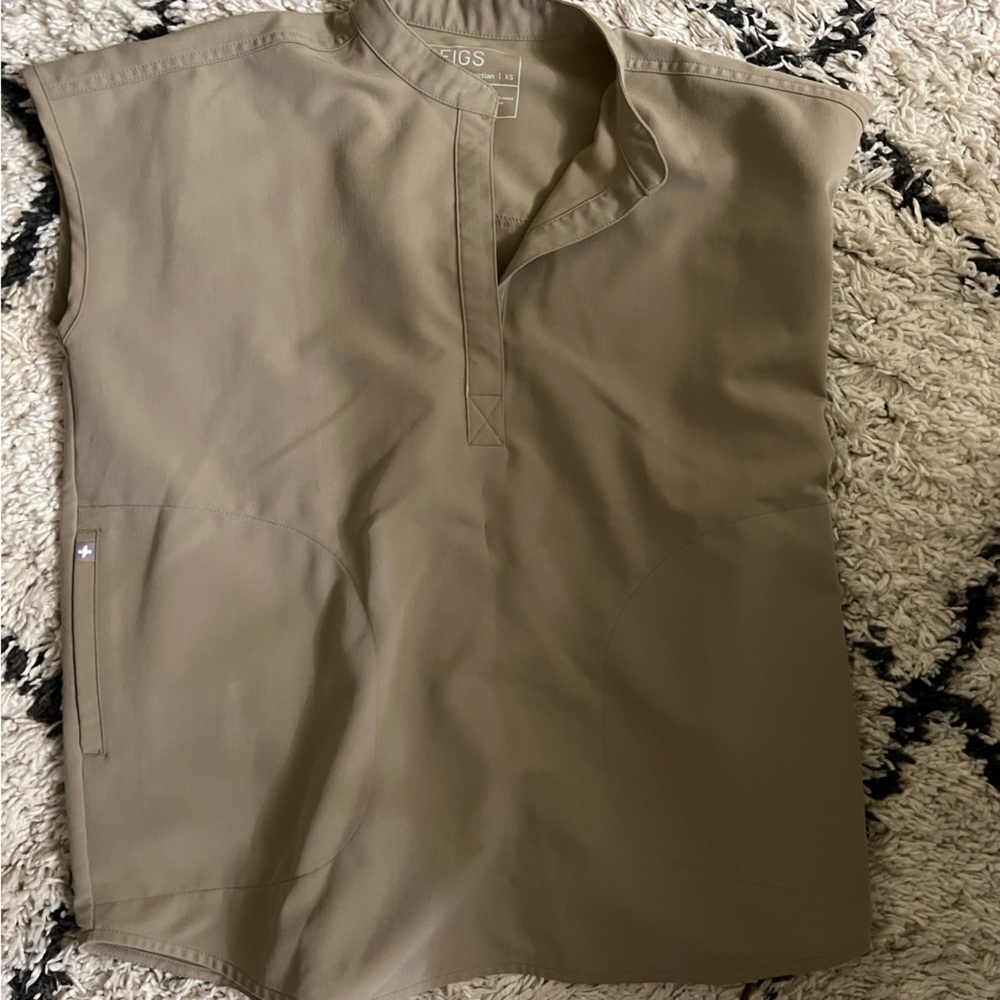 Figs latte scrub top